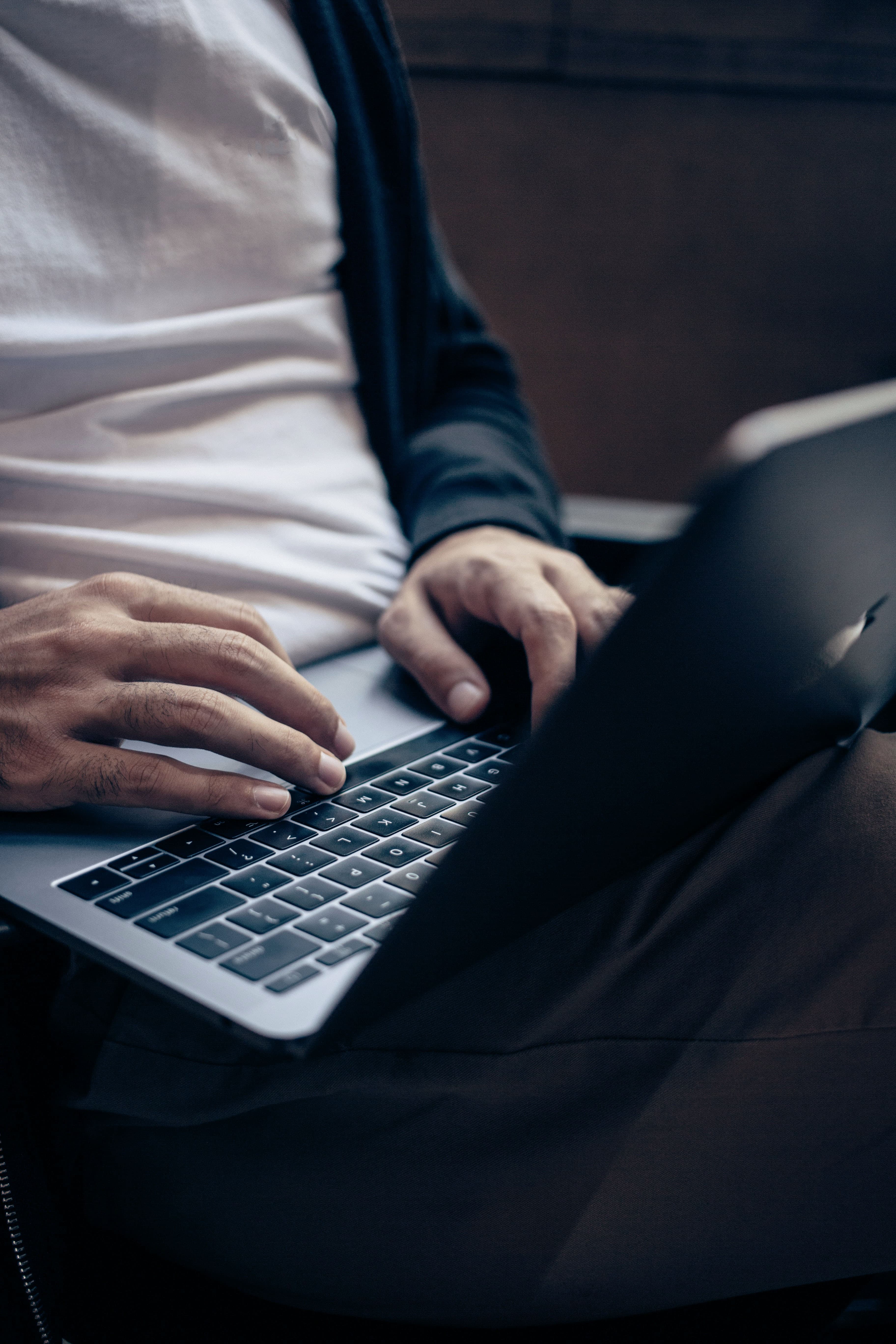 Laptop mit Händen auf der Tastatur